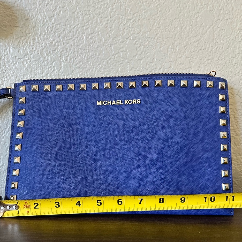 Michael Kors clutch/wristlet on almost new condition!